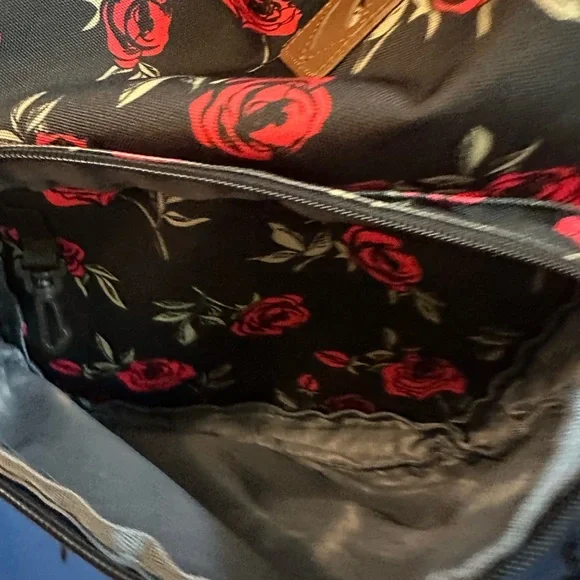 Vaschy Black Backpack with Red Roses - Picture 6 of 8